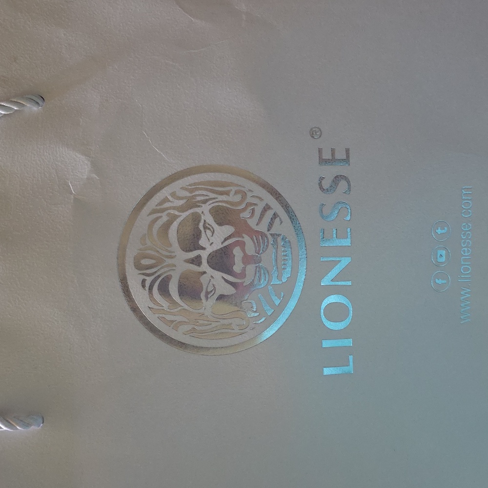 Lioness White and Silver Facial Peeling Box